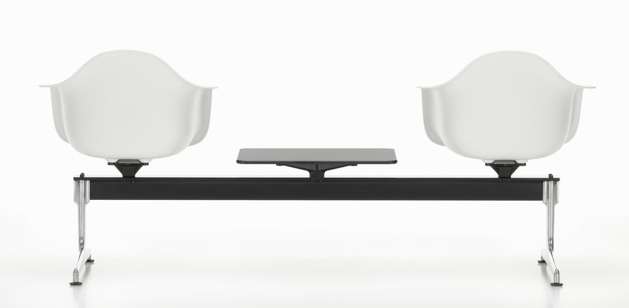 Eames Plastic Armchair RE on traverse Vitra