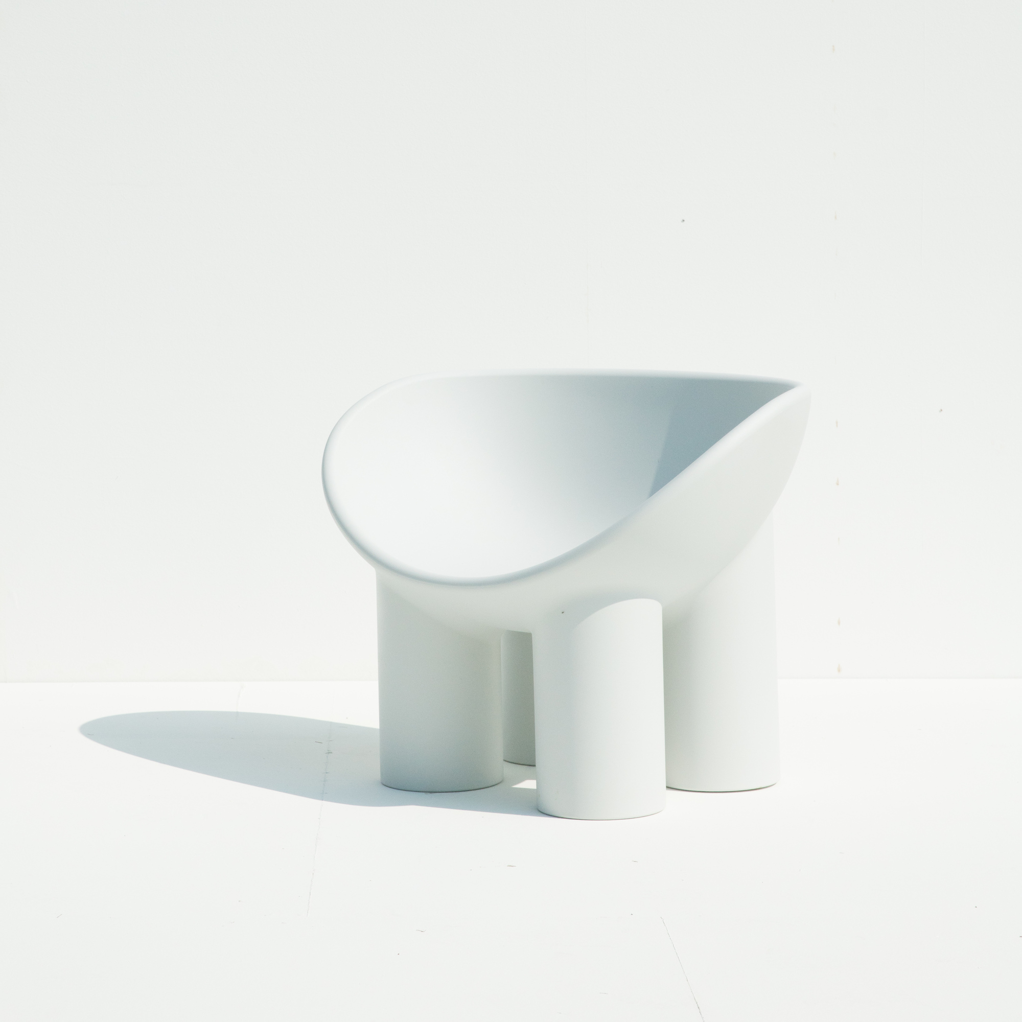 Weißer Roly Poly Sessel von Driade Concrete mit drei Beinen und abgerundeter Sitzfläche.