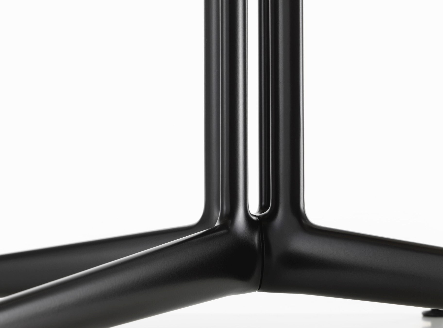 Detailaufnahme des schwarzen Stahlrohr-Untergestells vom Vitra DKL Wire Chair Stuhl, ungepolstert, modernes Möbeldesign.