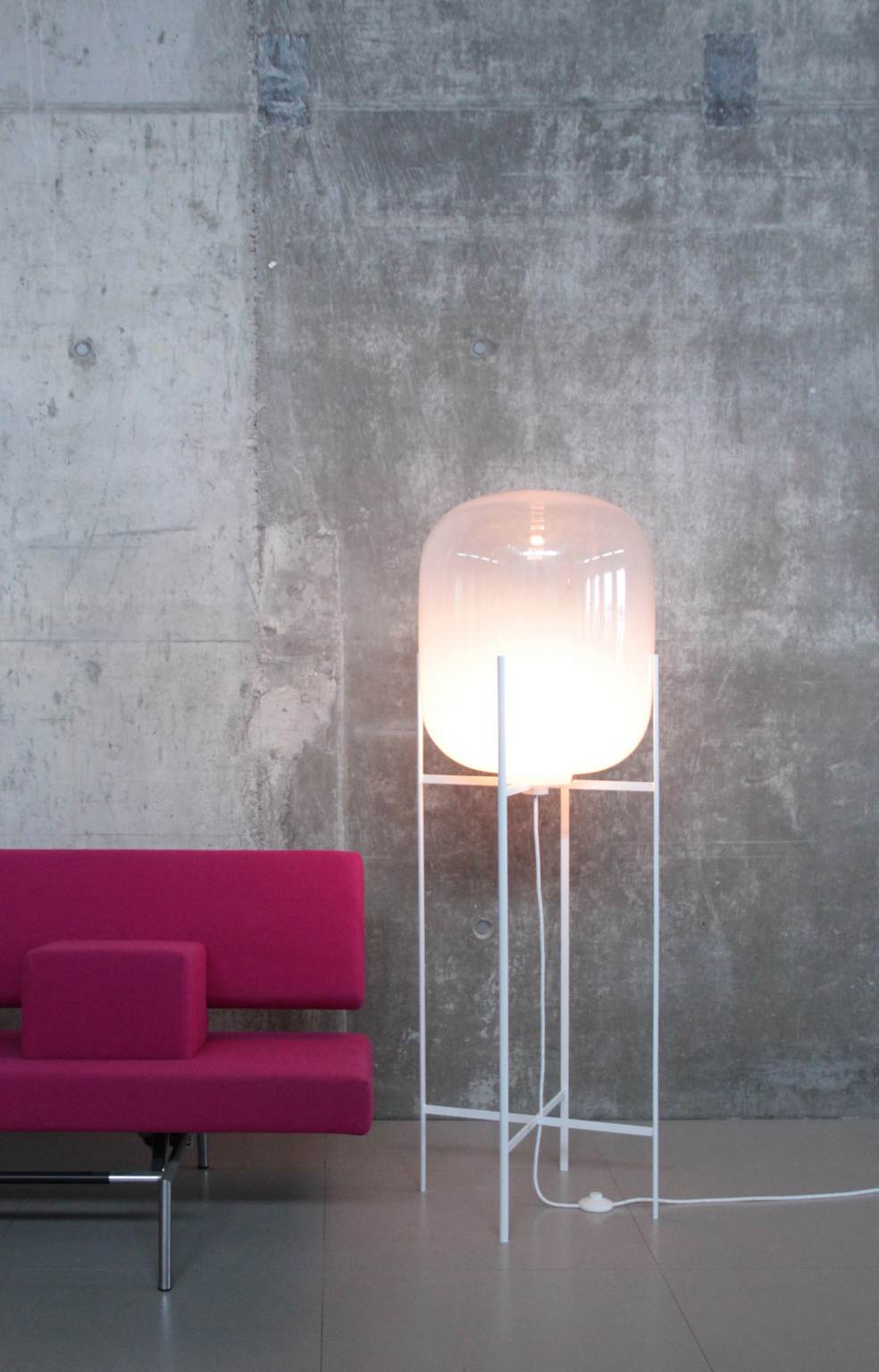 Oda Big floor lamp white frame - white glass  Pulpo