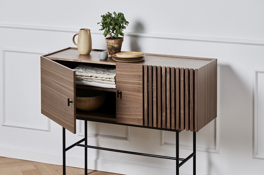 Array Sideboard aus Walnuss-Holz von Woud mit geöffneter Tür und Gegenständen darauf.