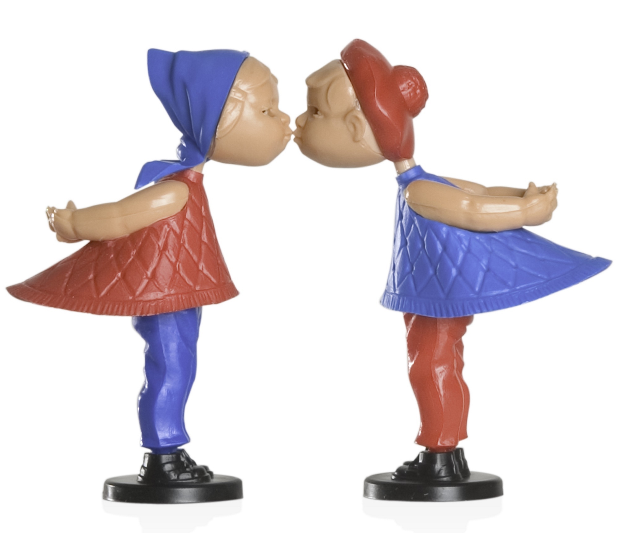 Romeo & Julia Kusspuppen: Zwei bunte Figuren, die sich küssen. Dekorative Liebespaar Figuren.