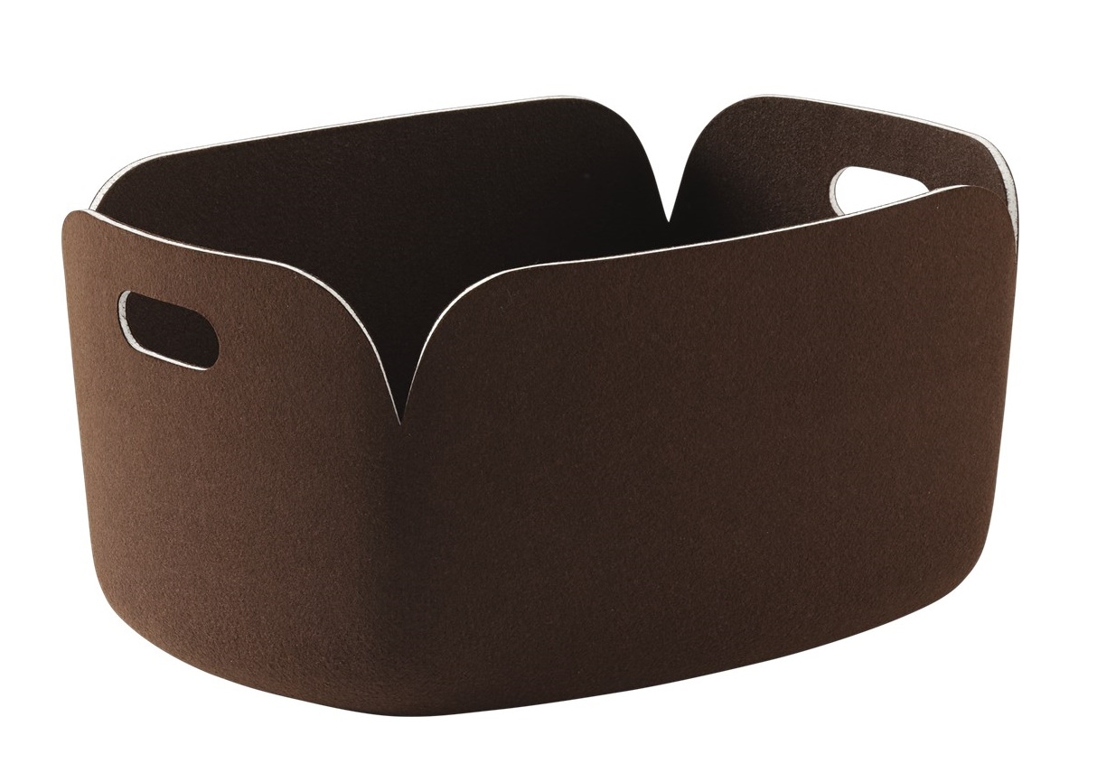 Dunkelbrauner Restore Storage Basket Aufbewahrungskorb von Muuto aus Filz mit praktischen Tragegriffen für Ordnung.