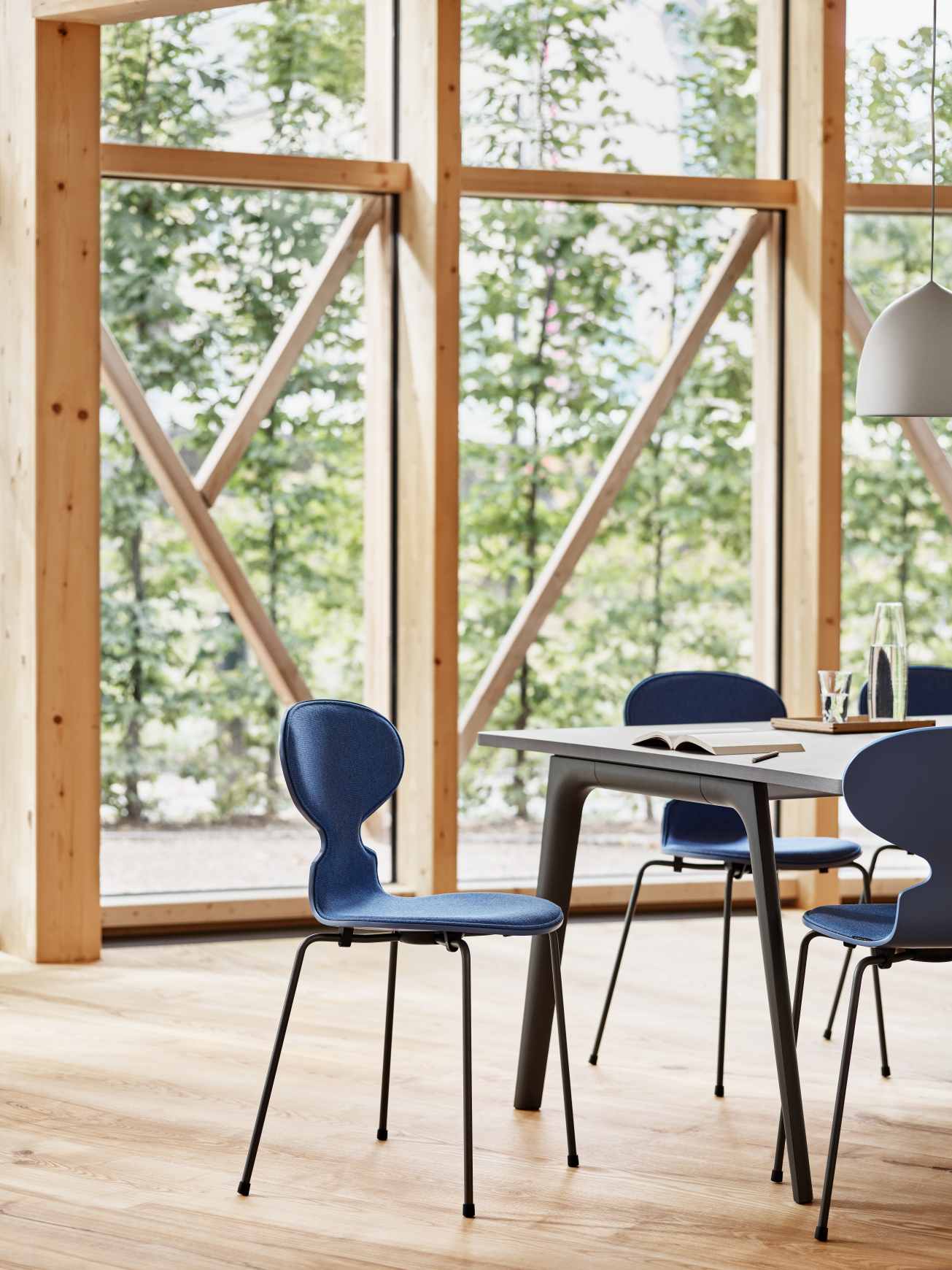 Pluralis table Fritz Hansen