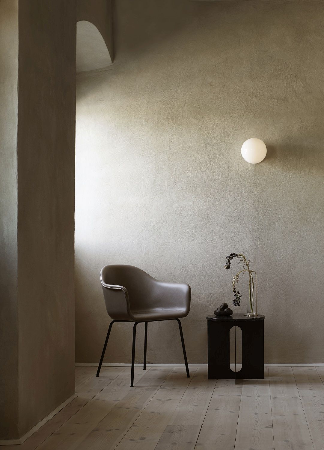 Audo Copenhagen Harbour Dining Chair Stuhl in Braun mit schwarzem Gestell im minimalistischen Interieur.