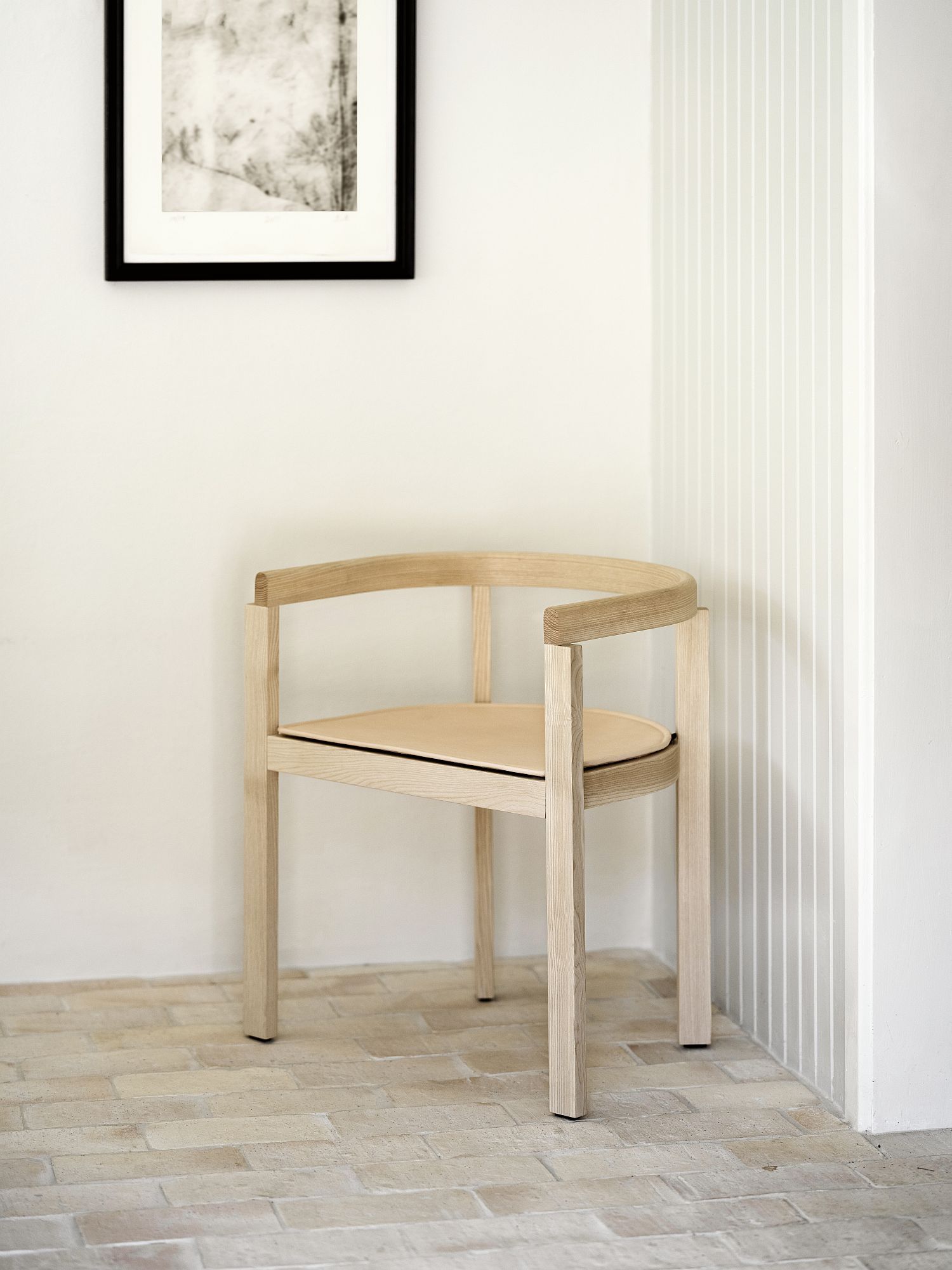 Heller Holzstuhl mit Leder Sitzauflage, passend für Fritz Hansen Dining Chair, vor weißer Wand und hellem Boden.