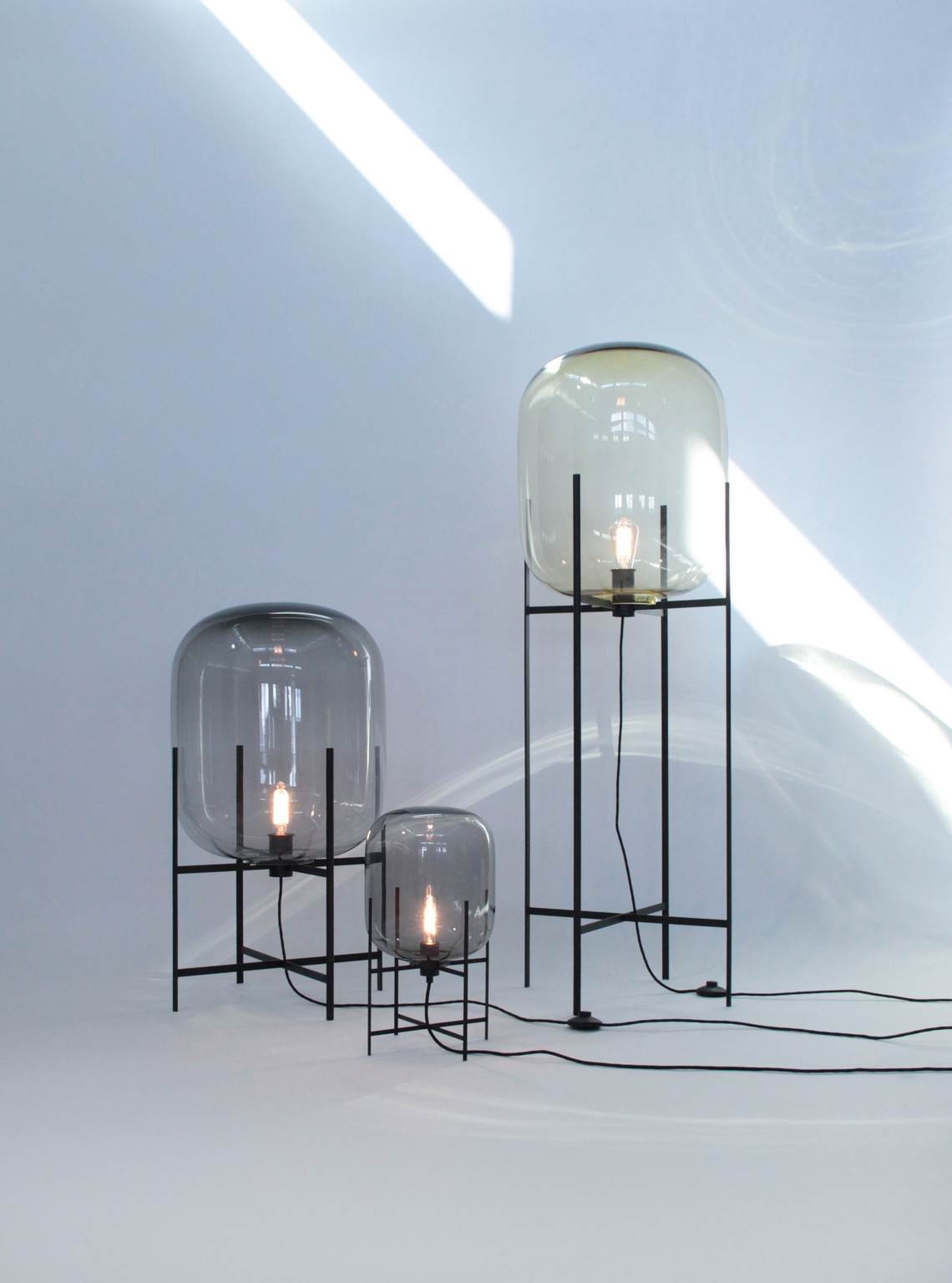 Oda Big floor lamp white frame - white glass  Pulpo