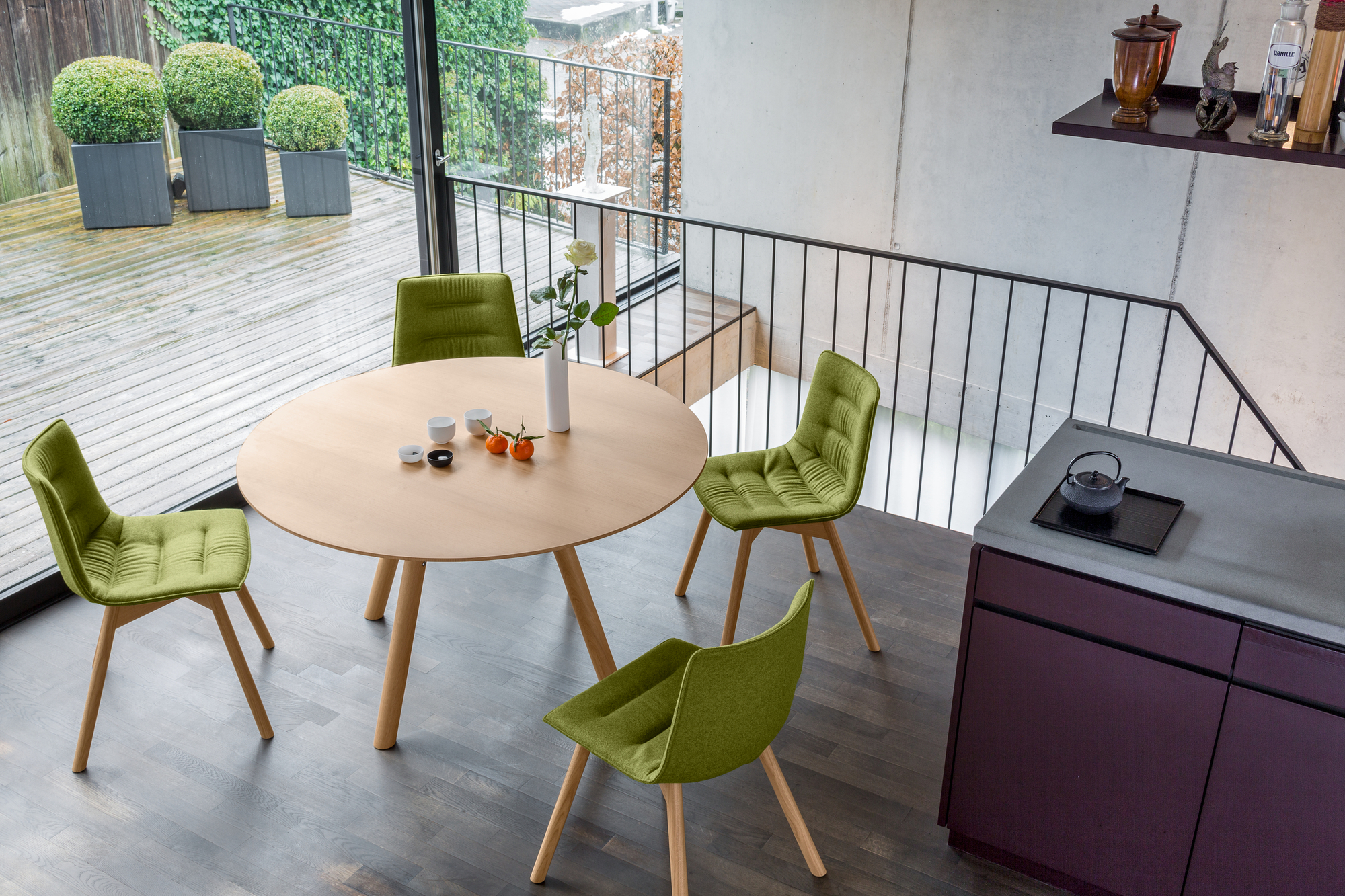 Akio Round table Girsberger