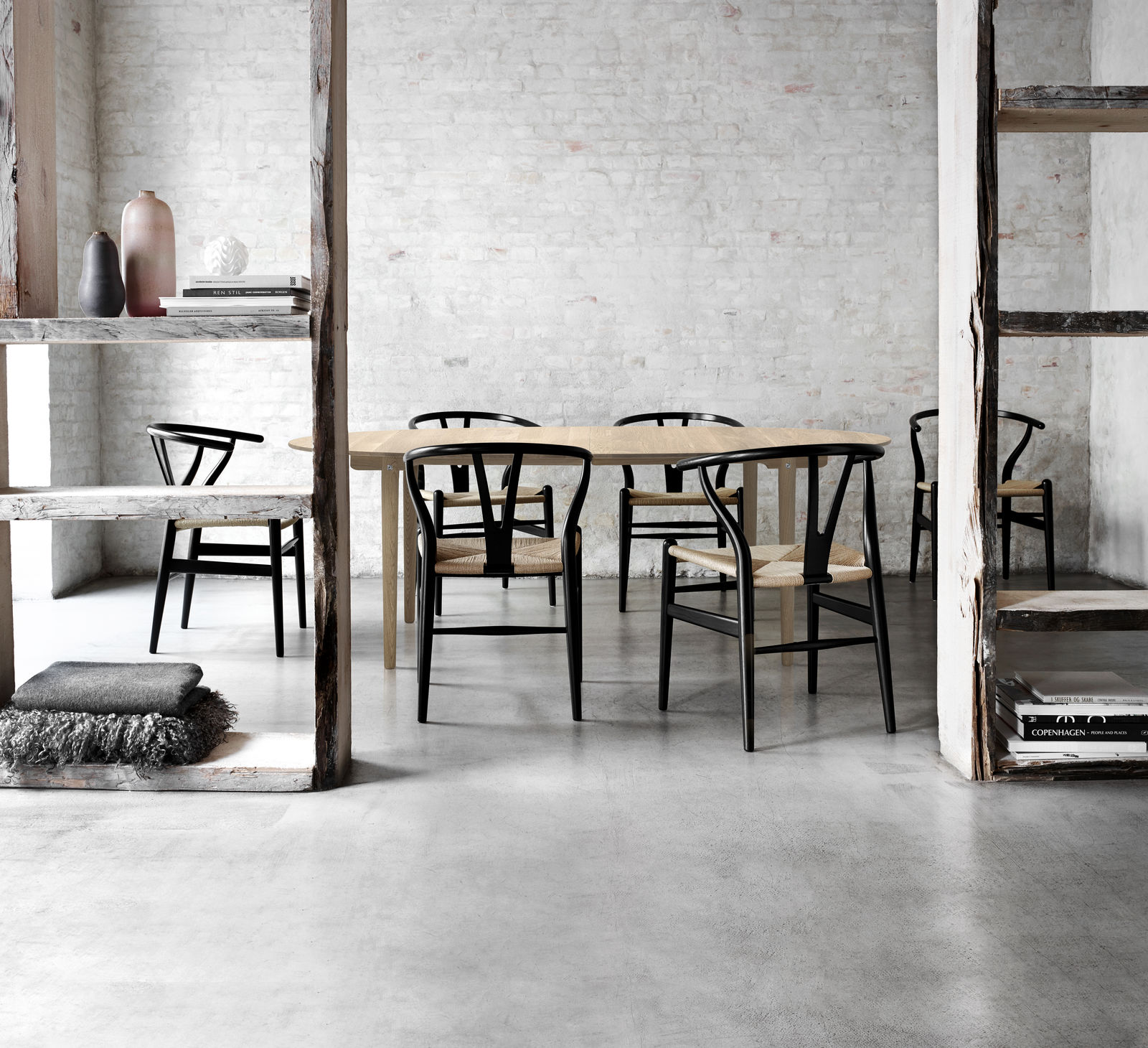 CH338 Oval dining table extendable oak Carl Hansen & Søn