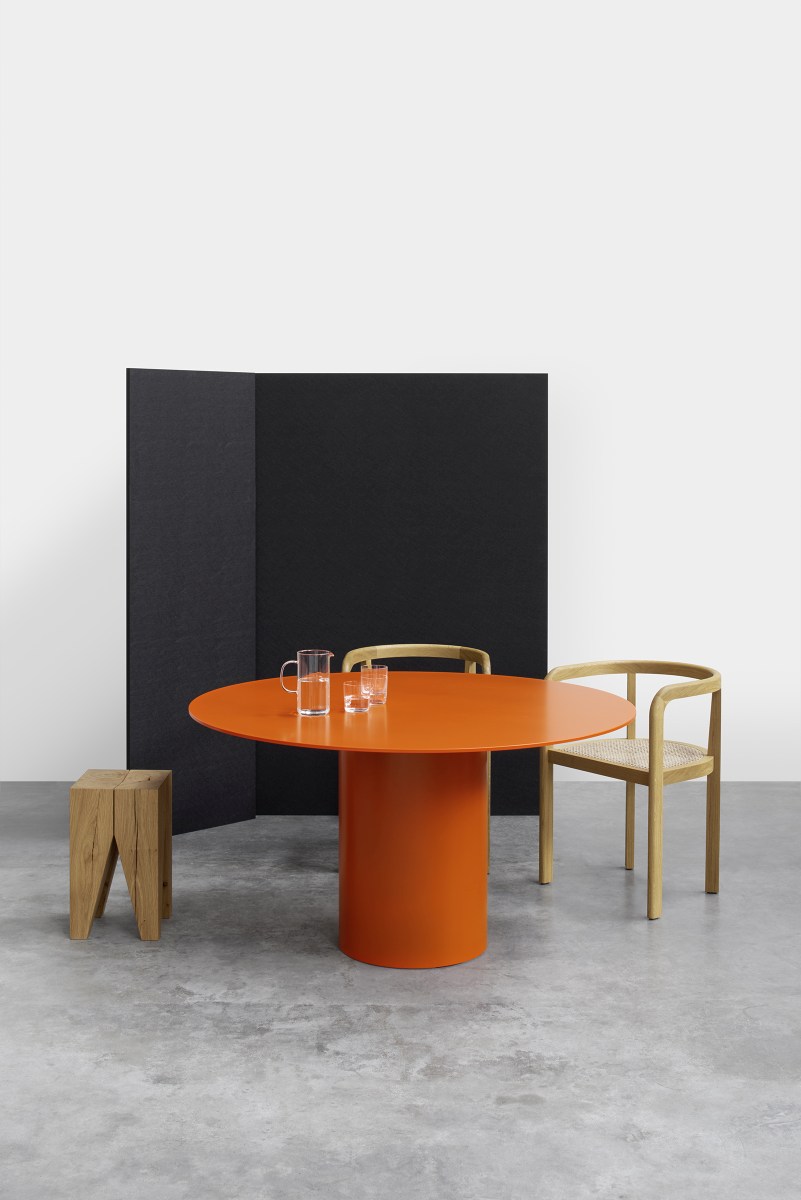 Molar stool / table e15