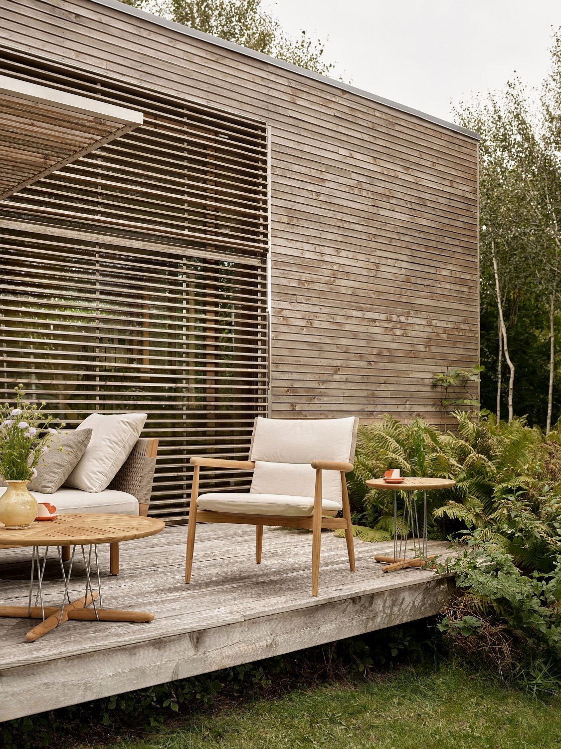 Embrace Outdoor Lounge Chair with cushion Carl Hansen & Søn