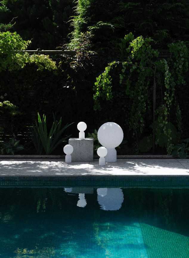 Nahaufnahme der Normann Copenhagen Yo Lamp Large Akkuleuchte in Weiß am Pool.