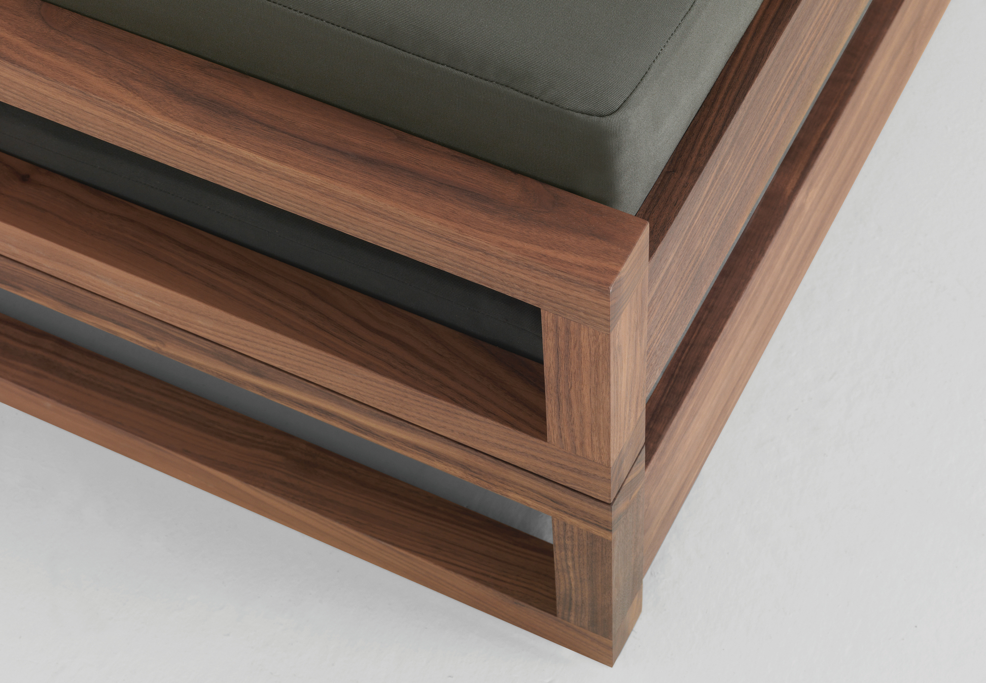 Guest 90 wood bed american walnut Zeitraum
