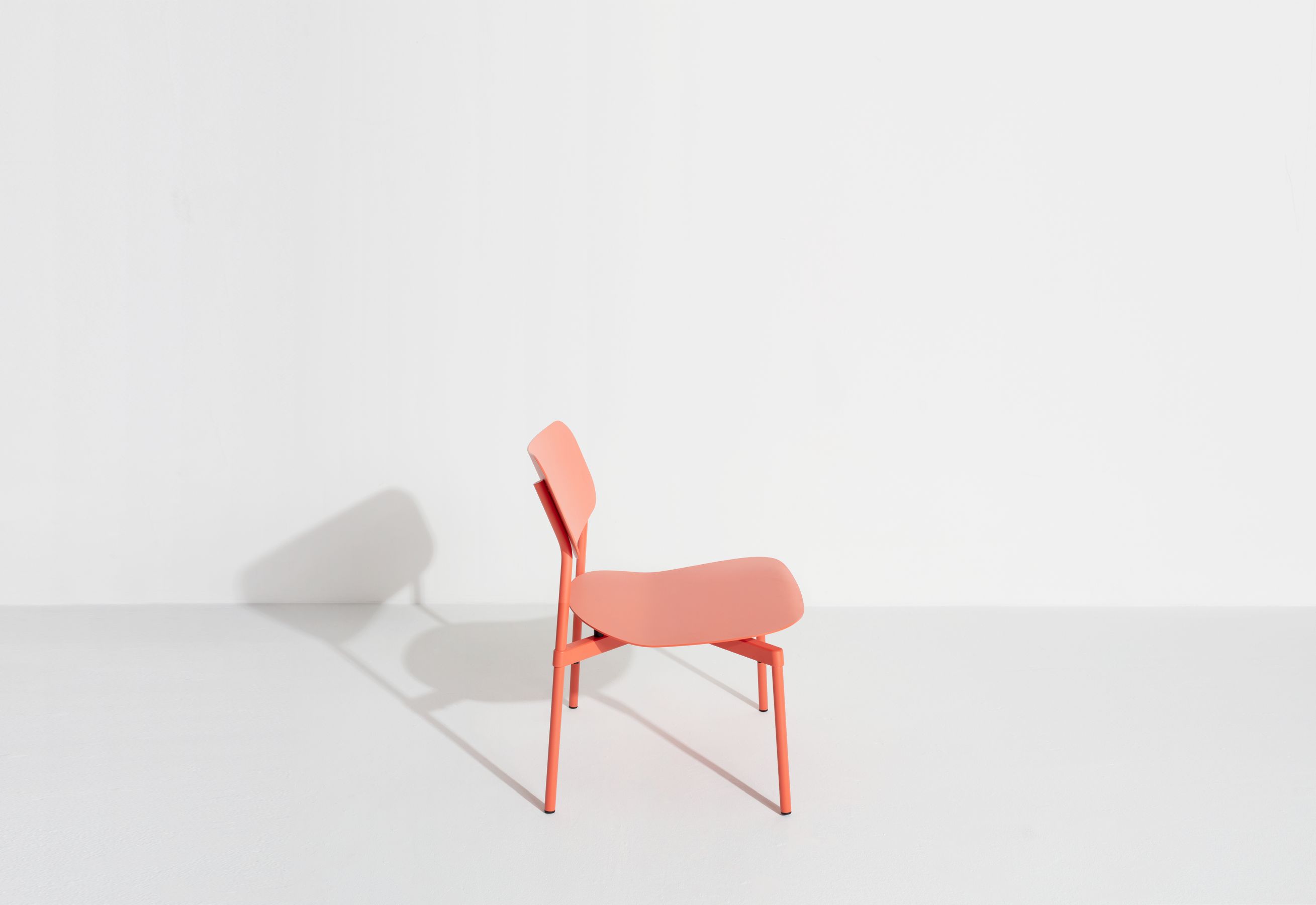 Korallfarbener Fromme Lounge Chair Sessel von Petite Friture, moderner Design Stuhl für Wohnzimmer und Büro.