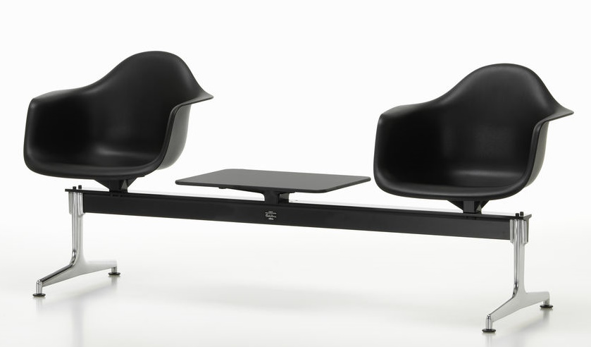 Eames Plastic Armchair RE on traverse Vitra