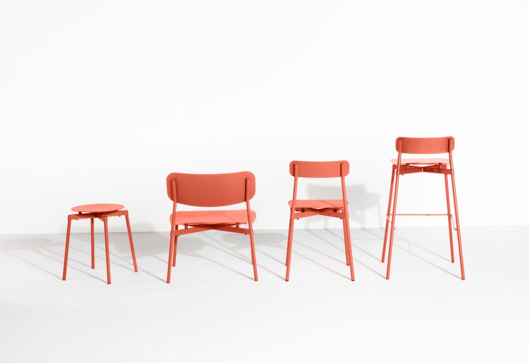 Fromme Lounge Chair Sessel Petite Friture in Koralle, Stuhl, Hocker und Barhocker auf weißem Hintergrund.