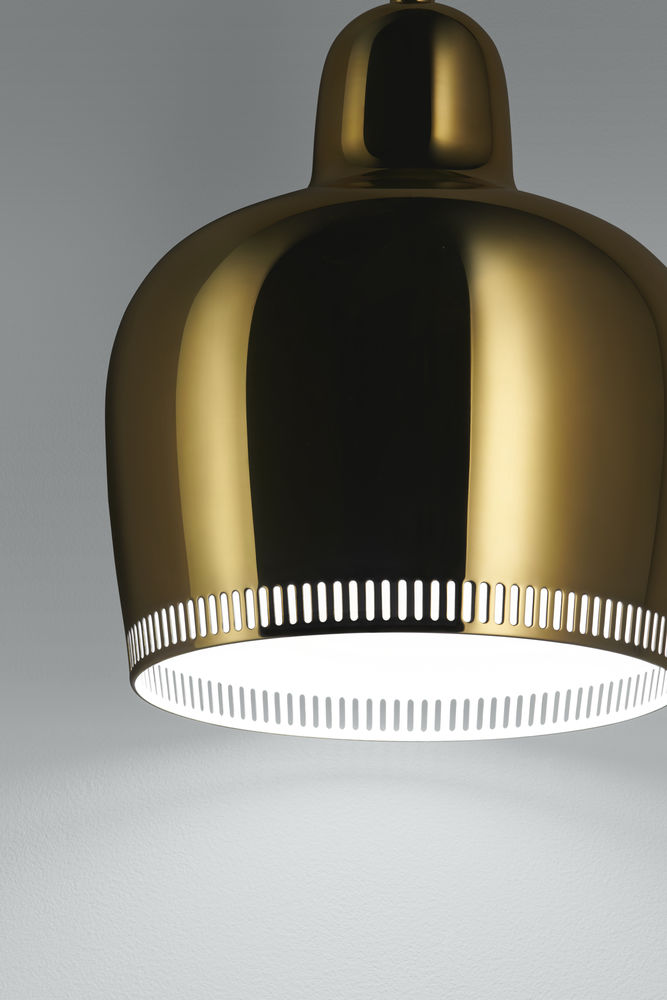 Nahaufnahme der Artek A330S Golden Bell Pendelleuchte aus Messing mit weißen Akzenten.