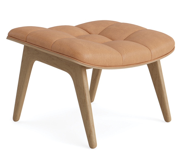 NORR11 Mammoth Ottoman mit hellbraunem Lederbezug und hellen Holzbeinen, modernes Möbeldesign für Wohnzimmer.