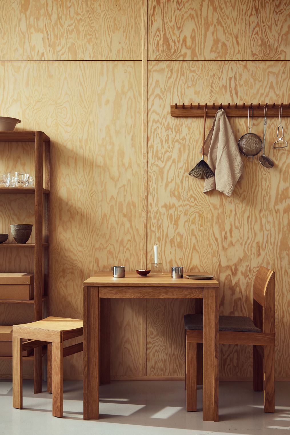 Sonder Hocker von Form & Refine aus Eiche, passend zum Esstisch und Regal.