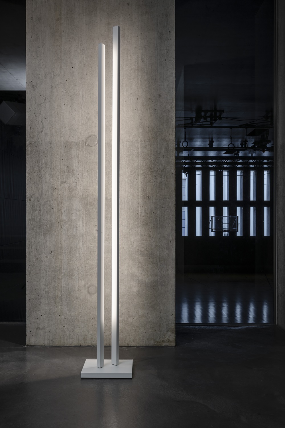 Parallel Floor Lamp Stehleuchte: Moderne Stehlampe mit zwei vertikalen Lichtelementen in minimalistischem Design.