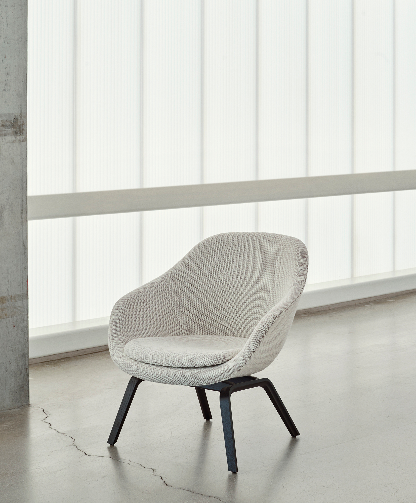 About a Lounge AAL 83 / AAL83 Armchair Hay