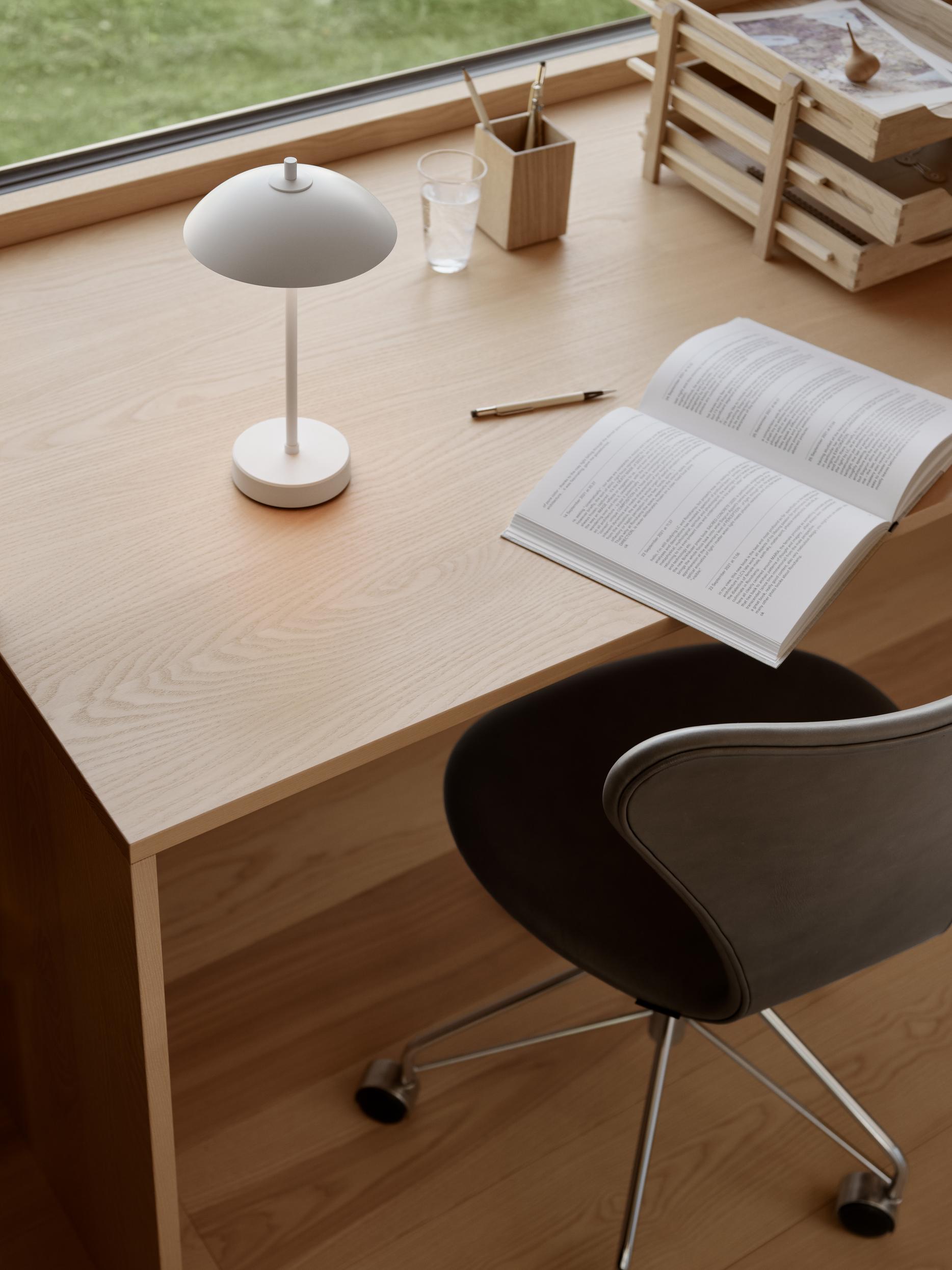 Clam Portable Table Lamp Rechargeable lamp Fritz Hansen