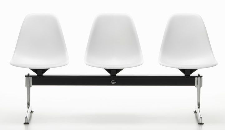 Eames Plastic Side Chair RE on traverse Vitra 