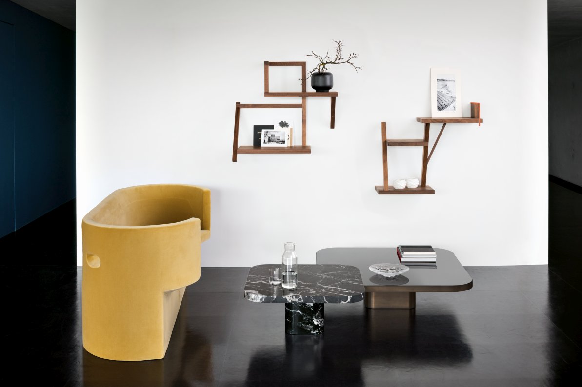 Bow Coffee Table von ClassiCon, Couchtisch aus Marmor und Glas im modernen Wohnzimmer.