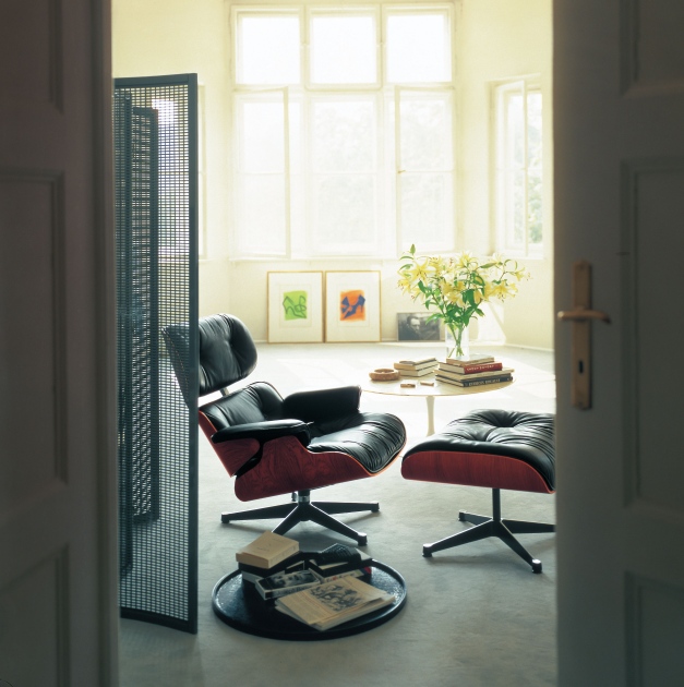 Eames Lounge Chair & Ottoman Armchair Leather Premium Vitra Sides polished black leather premium F black rosewood
