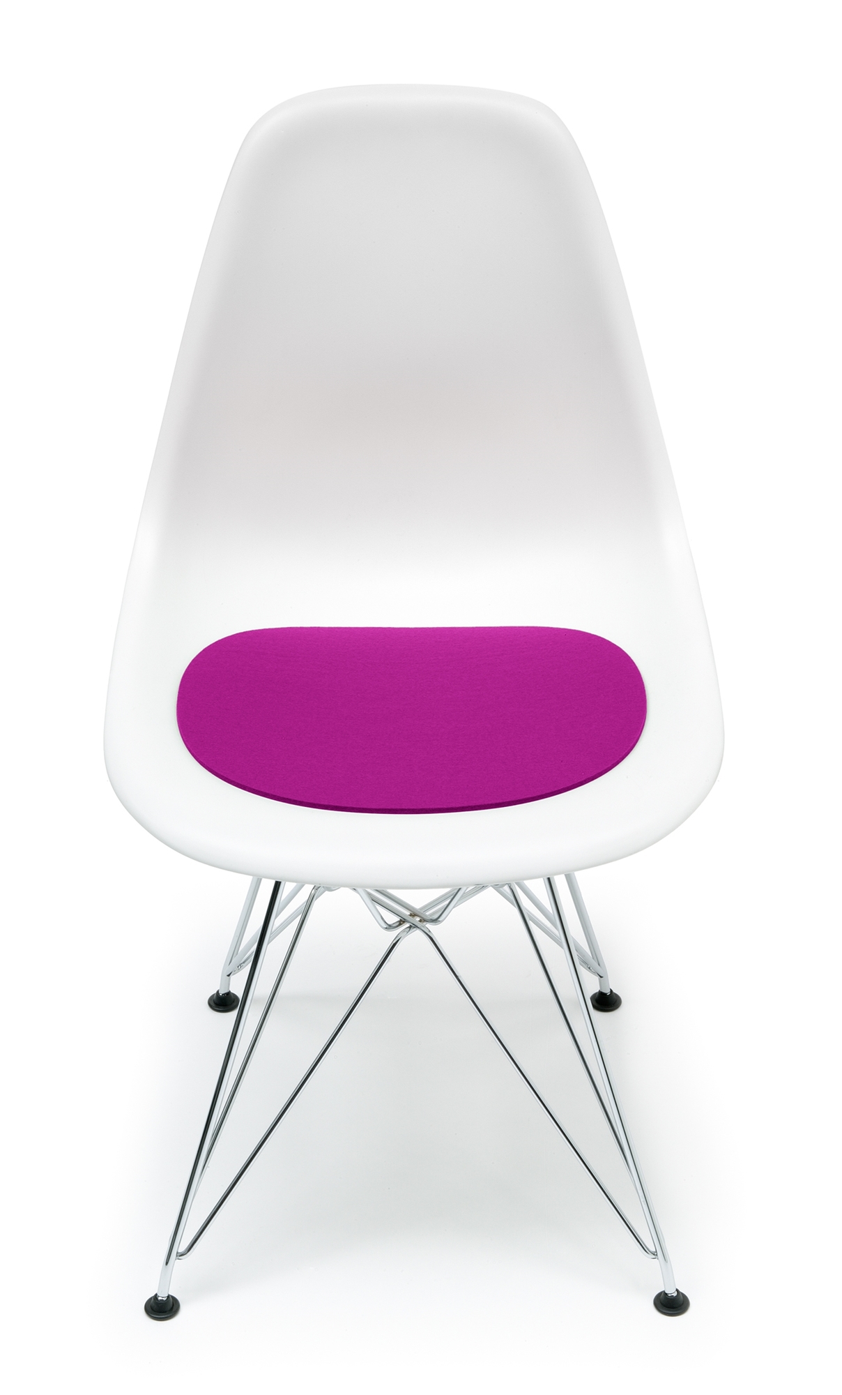 Weißer Eames Plastic Chair mit pinkfarbener Filz-Sitzauflage von Hey Sign für mehr Sitzkomfort.