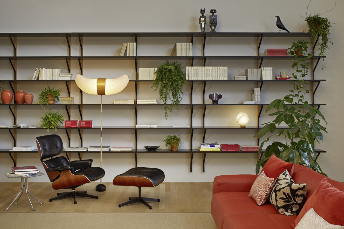 Eames Lounge Chair & Ottoman Armchair Leather Premium Vitra Sides polished black leather premium F black rosewood