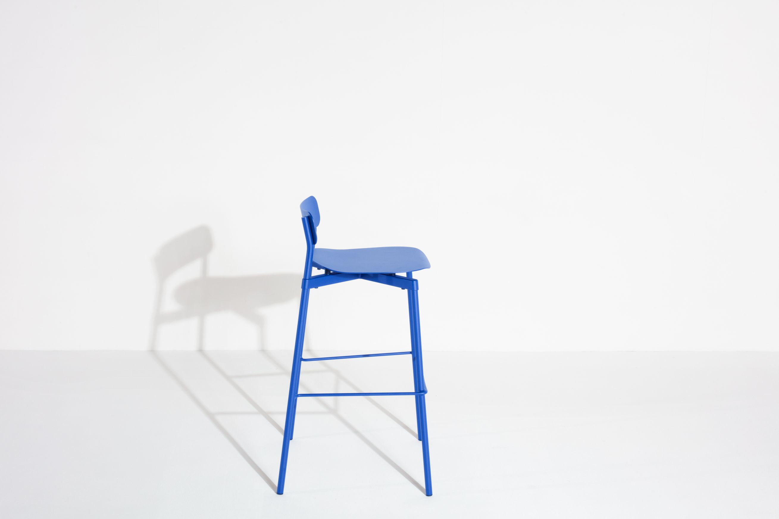 Blauer Fromme Barhocker von Petite Friture, H 75 cm, modernes Design für Küche und Bar.