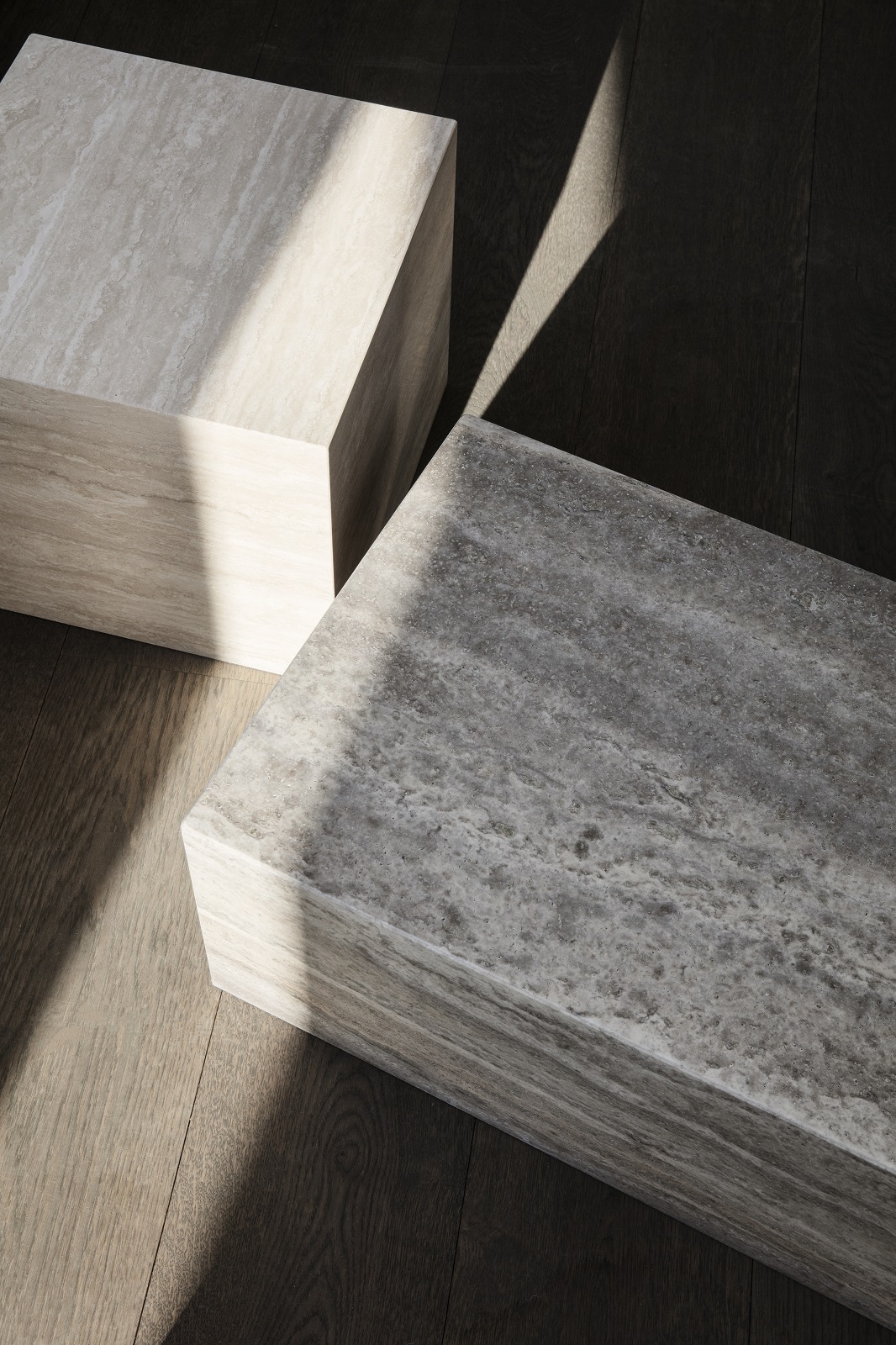 Cubism Coffee Table von Norr11: Kleiner Couchtisch aus Travertin, minimalistisches Design, moderne Wohnzimmermöbel.