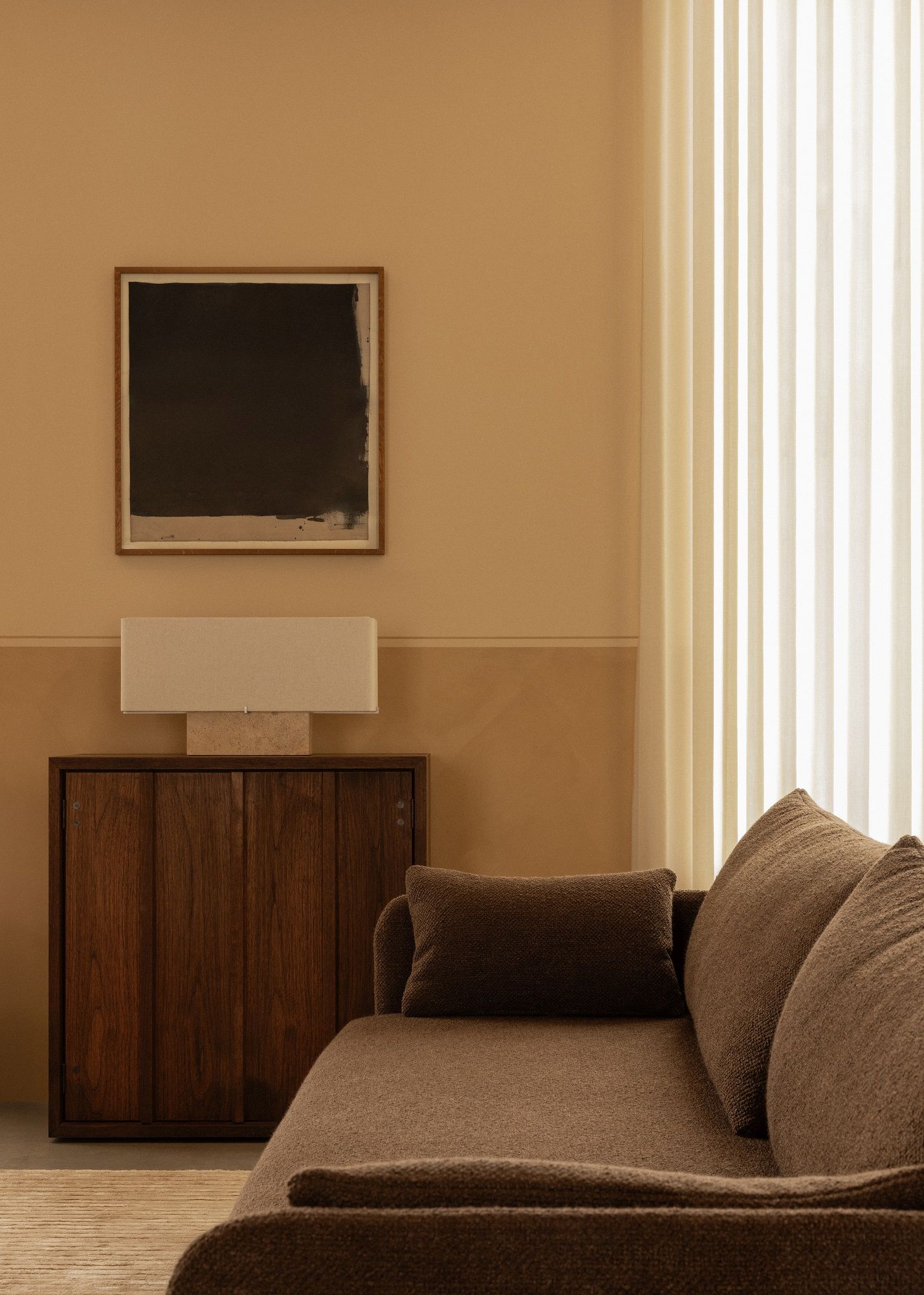 Audo Copenhagen Offset Sofa, braunes 3-Sitzer-Sofa aus Stoff mit Kissen im Wohnzimmer.