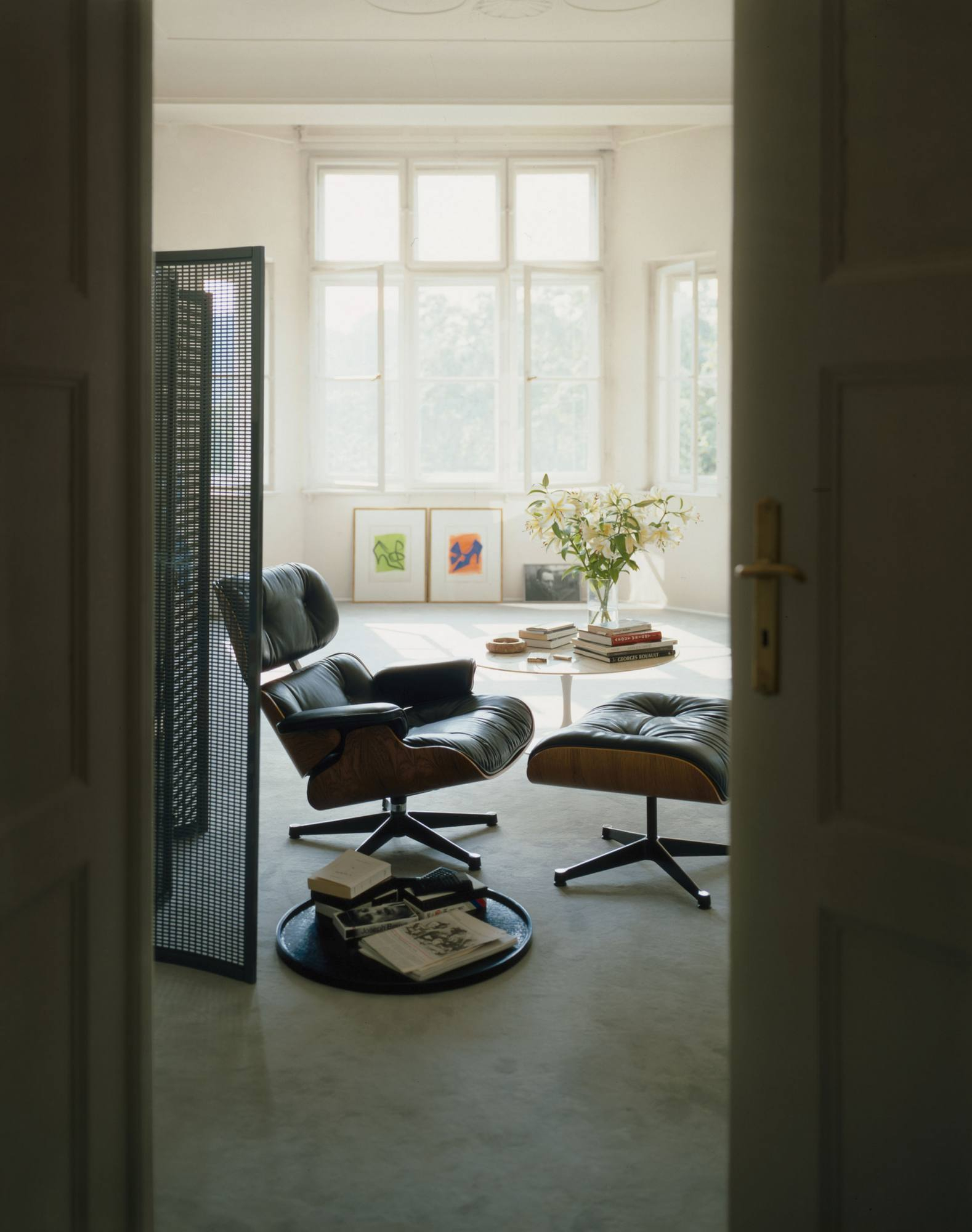 Eames Lounge Chair & Ottoman Armchair Leather Premium Vitra Sides polished black leather premium F black rosewood