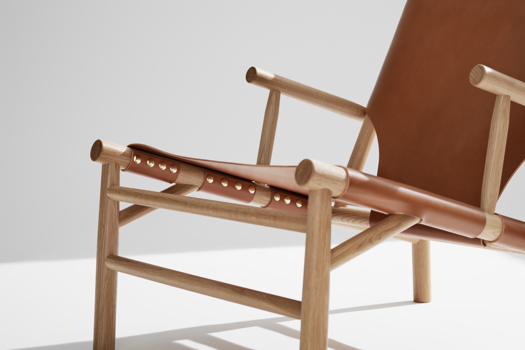 Samurai Lounge Chair Sessel von NORR11, Detailaufnahme mit hellem Holzrahmen und braunem Lederbezug mit goldenen Akzenten.