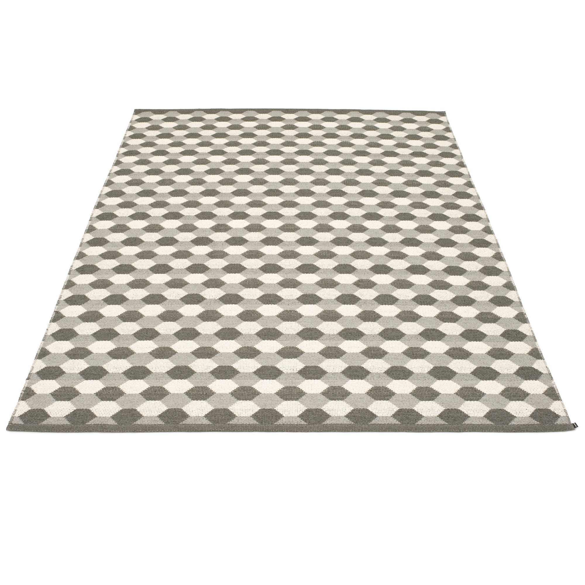 Dana plastic carpet 180x275 warm gray Pappelina