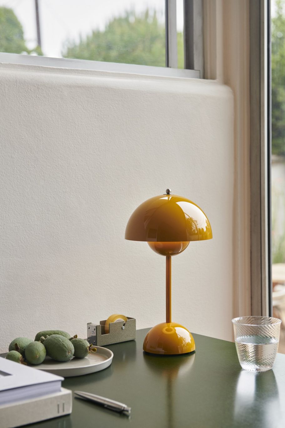 Flowerpot VP9 Portable Battery lamp / Table lamp with USB AndTradition Mustard