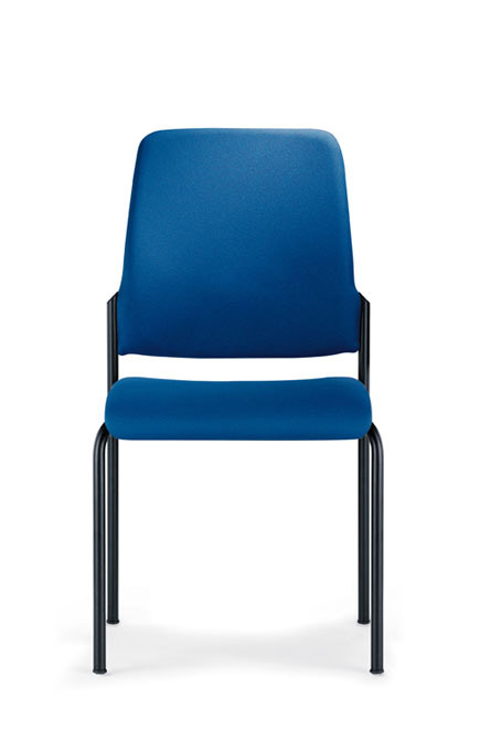 Blauer Interstuhl Goal Vierfußstuhl mit schwarzem Gestell, ideal für Büro und Konferenz.