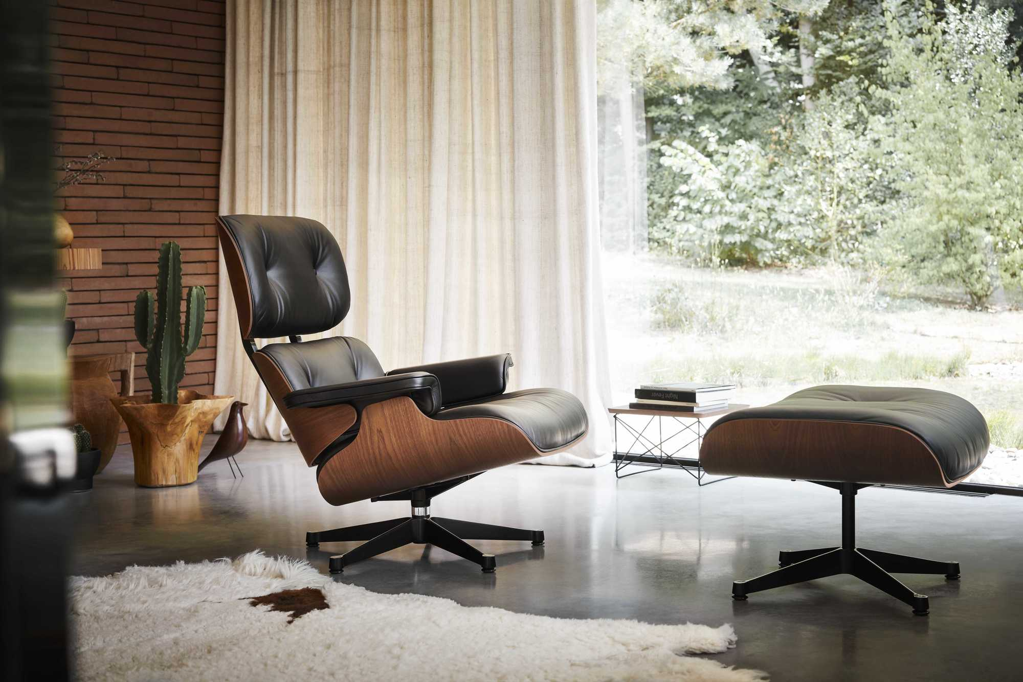 Eames Lounge Chair & Ottoman Armchair Leather Premium Vitra Sides polished black leather premium F black rosewood
