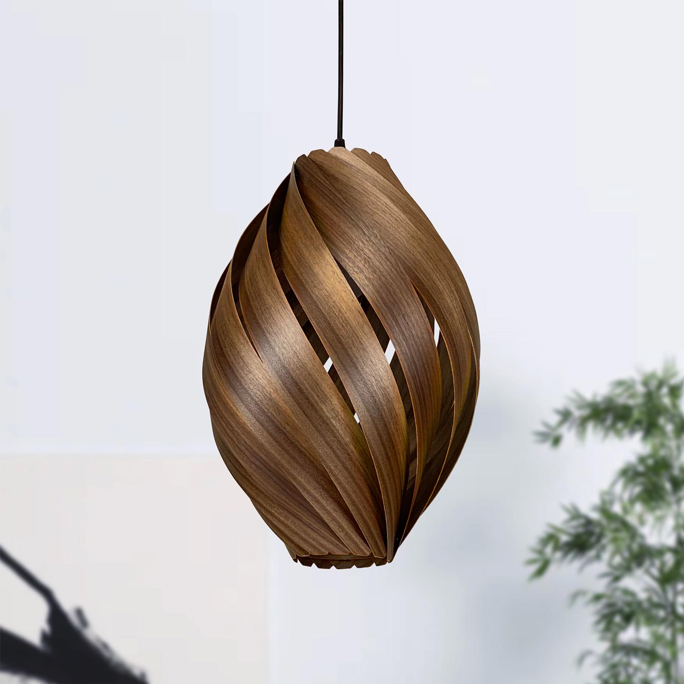 Ardére Hängeleuchte aus Nussbaumholz mit rundlichem Design für stilvolle Innenraumbeleuchtung.