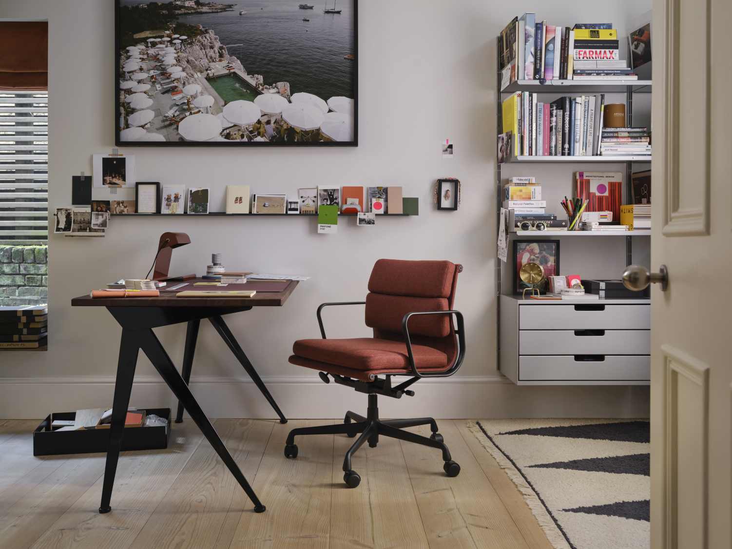 Nahaufnahme einer Vitra Tripod Clock Tischuhr aus Messing auf einem Schreibtisch im modernen Arbeitszimmer.