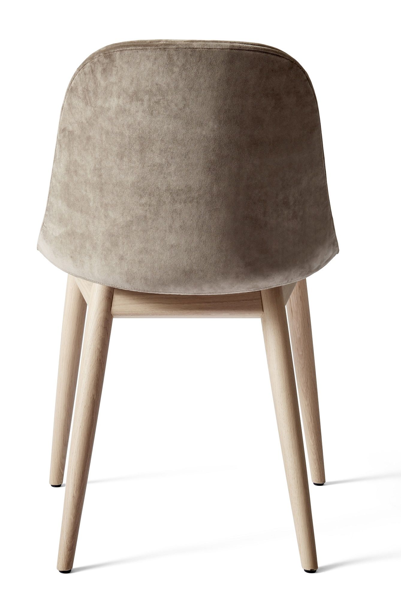 Rückansicht des Harbour Side Dining Chair von Audo Copenhagen mit beigem Samtbezug und Holzbeinen.