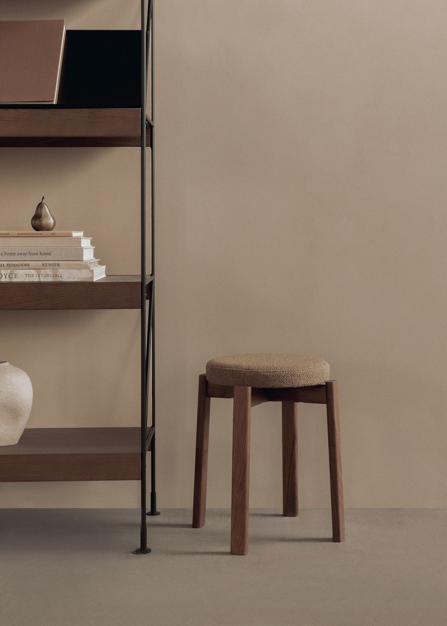 Passage Stool Hocker von Audo Copenhagen aus Holz und Stoff, minimalistisches Design für Wohnraum.