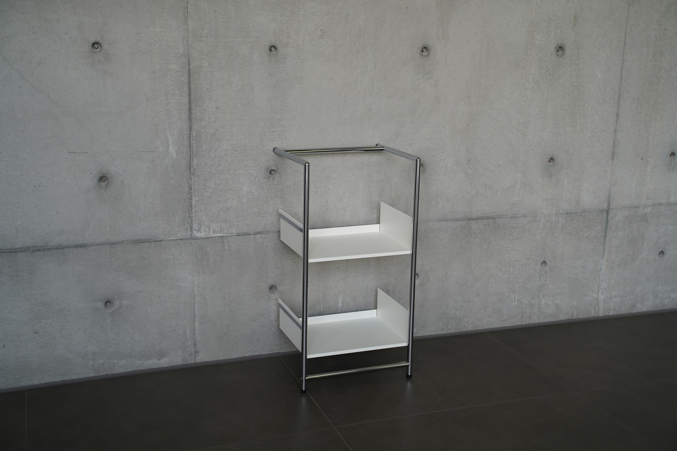 Pool 82 S Leaning shelf / Shoe rack Mox