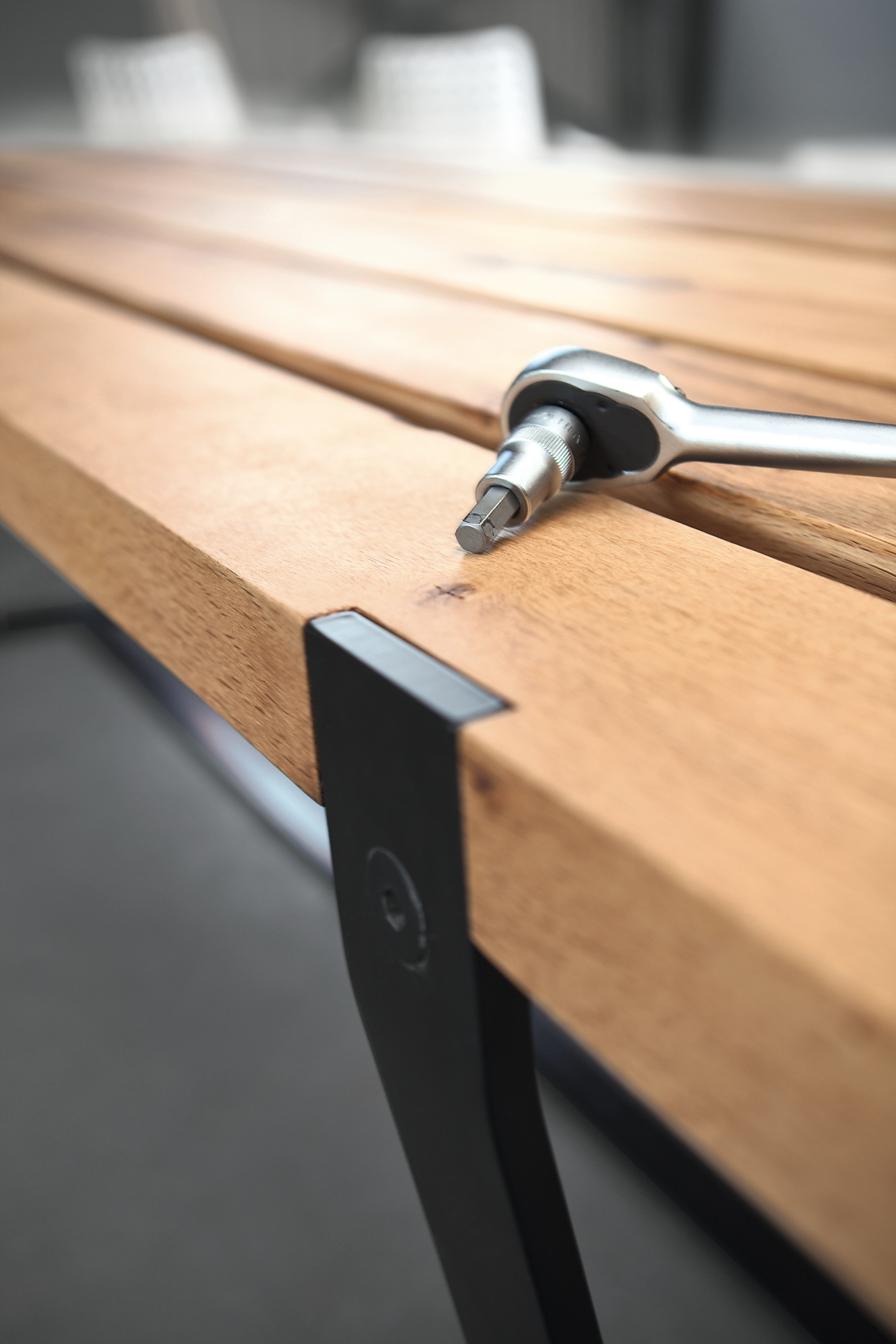 BB 11 Clamp table charburned oak Janua