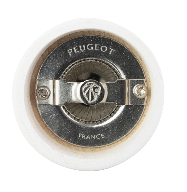 Detailaufnahme der Peugeot Mühle, Blick auf das Mahlwerk mit Peugeot-Logo, Schrauben und weißem Rand.