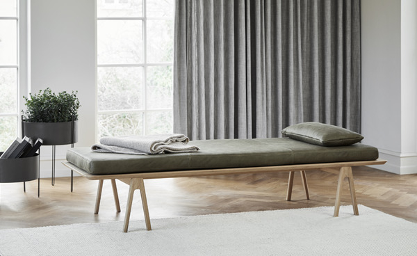Level Daybed White/Black Woud