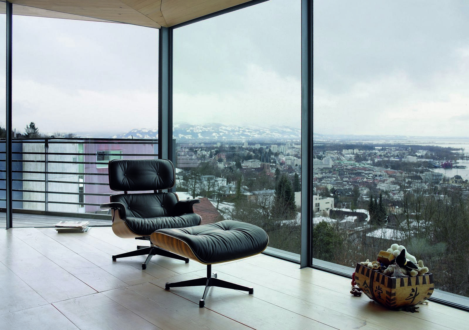 Eames Lounge Chair & Ottoman Armchair Leather Premium Vitra Sides polished black leather premium F black rosewood