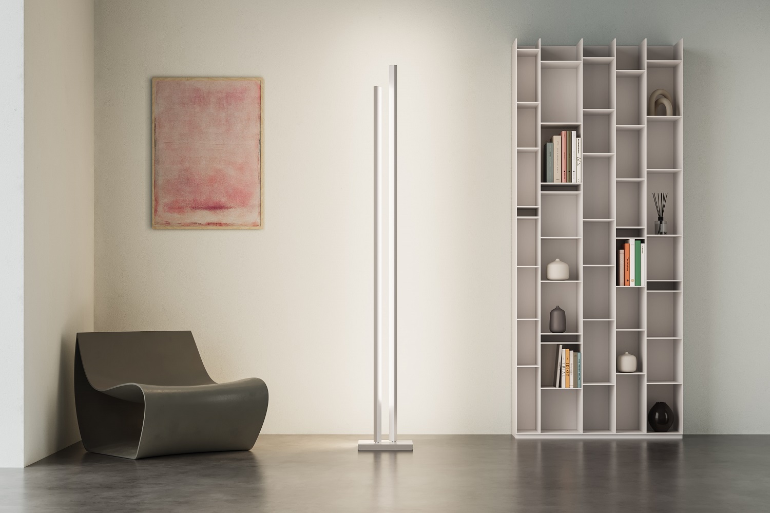 Moderne Parallel Floor Stehleuchte im minimalistischen Wohnzimmer mit Sessel und Bücherregal. Elegante, schlanke Stehlampe für stilvolle Beleuchtung.